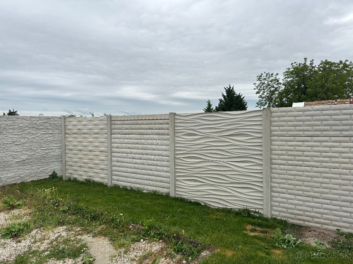 Betónový plot z vlastnej výroby v Tvrdošovciach